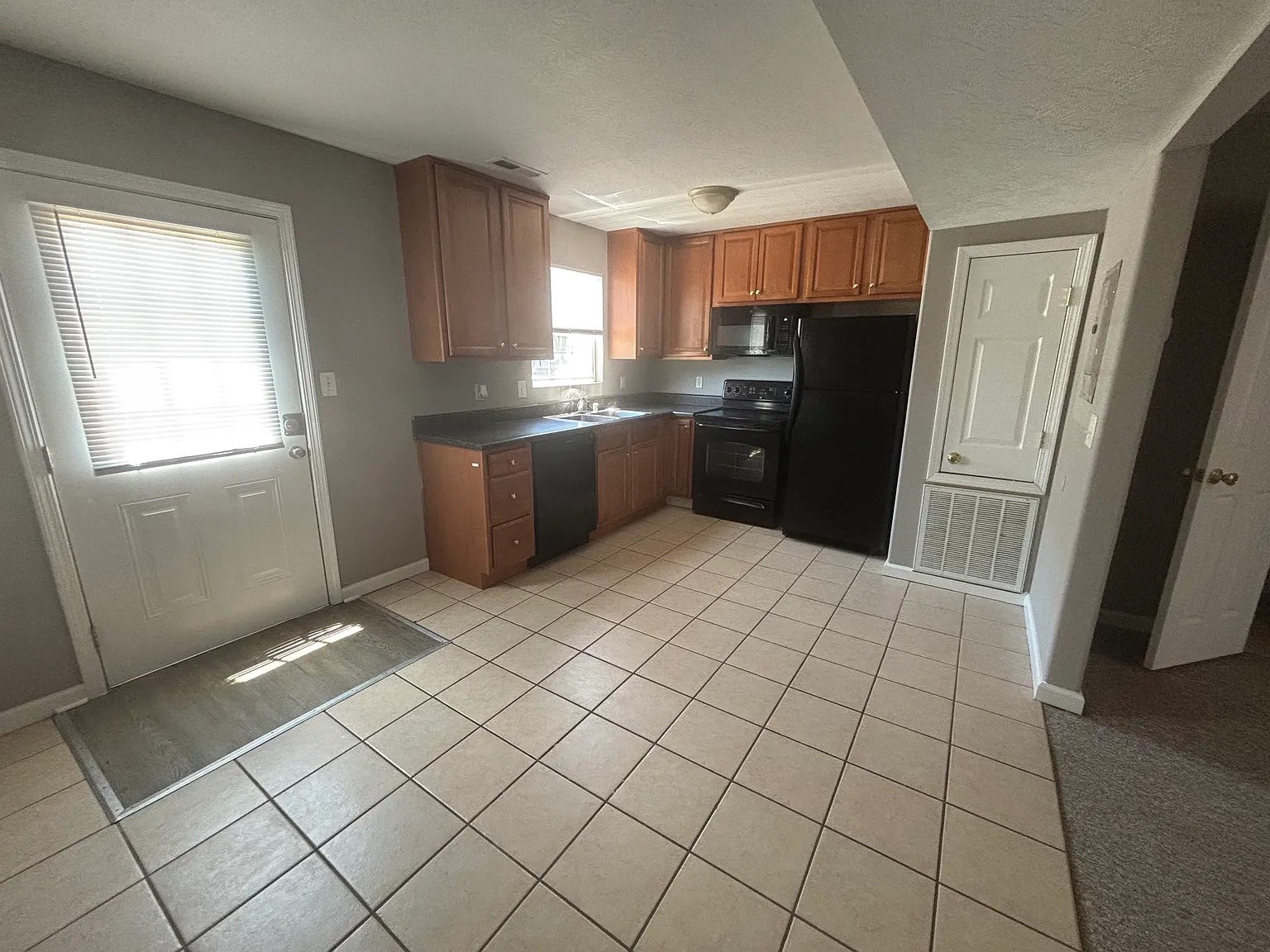 2 bed, 1.5 bath, $850 — Photo 2
