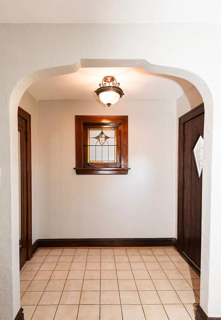 Charming 3 Bedroom 2 Bathroom Home in Great Neighborhood — Photo 2