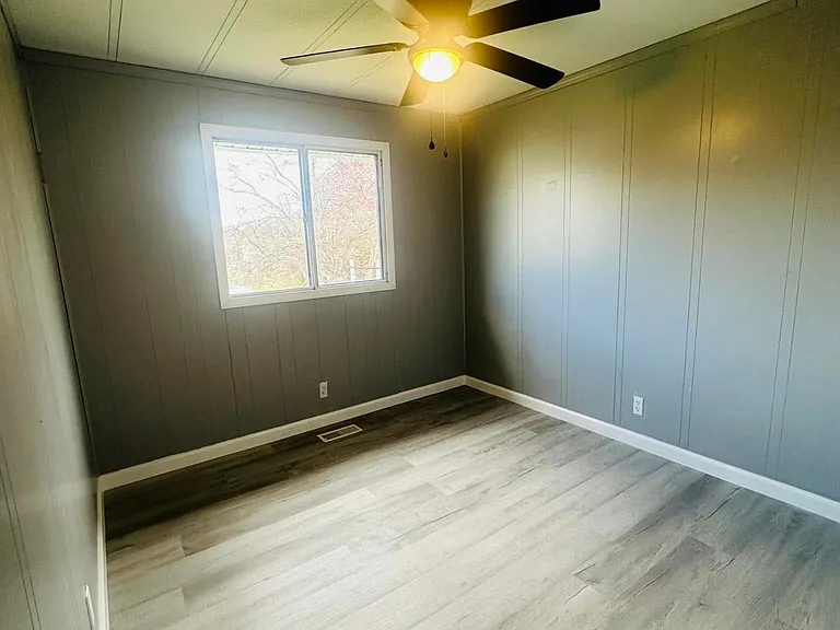 204 Phillips St — Photo 36
