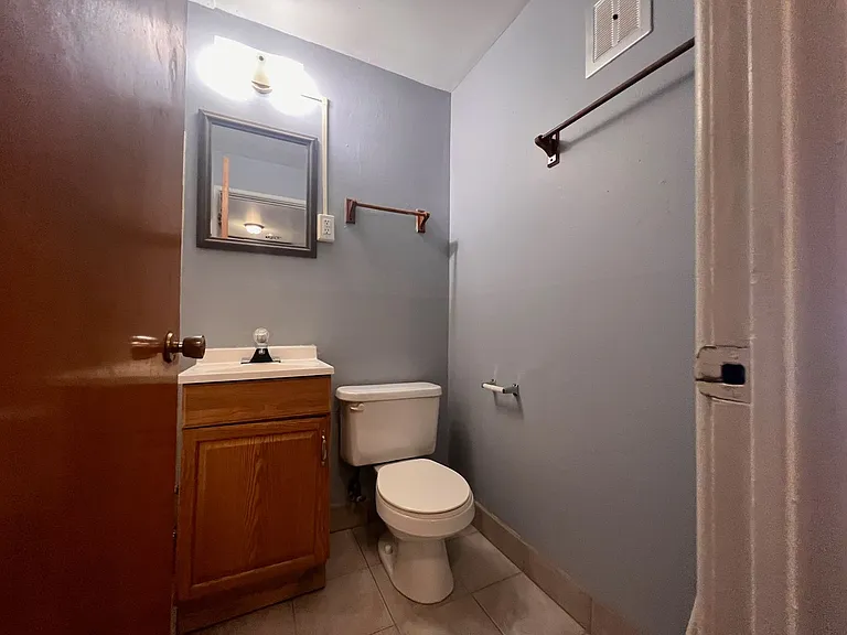 1456 N Farwell Ave — Photo 42