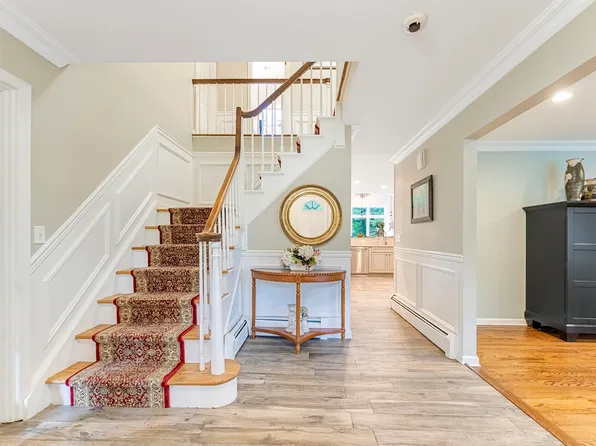 27 Eileen Dr, Mahwah, NJ 07430