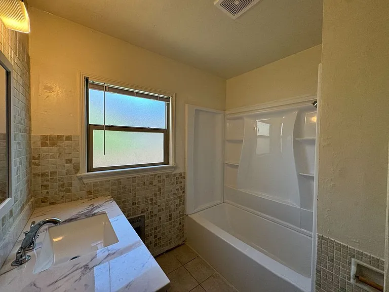 2517 Manor St — Photo 4