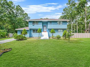 16 Locust Ave N, Medford, NY 11763