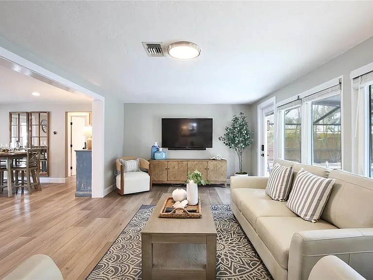 211 Island Cir — Photo 6