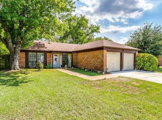 1804 Country Ln, Arlington, TX 76018