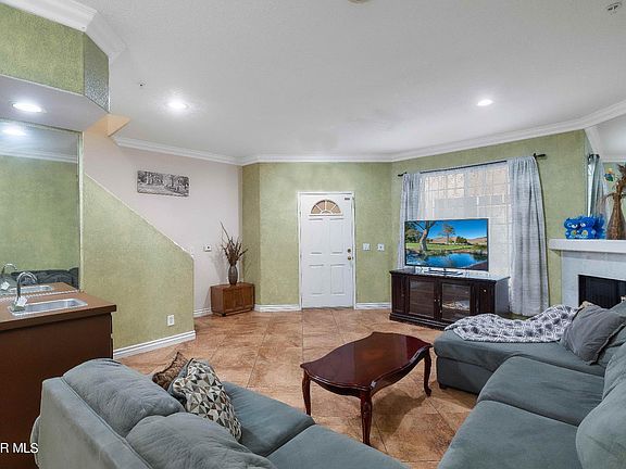 2nd image of 18347 Saticoy St Unit 15