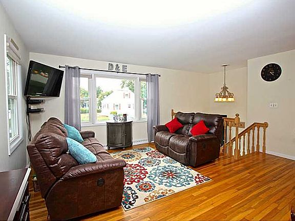 4th image of 5 Aquidneck Dr