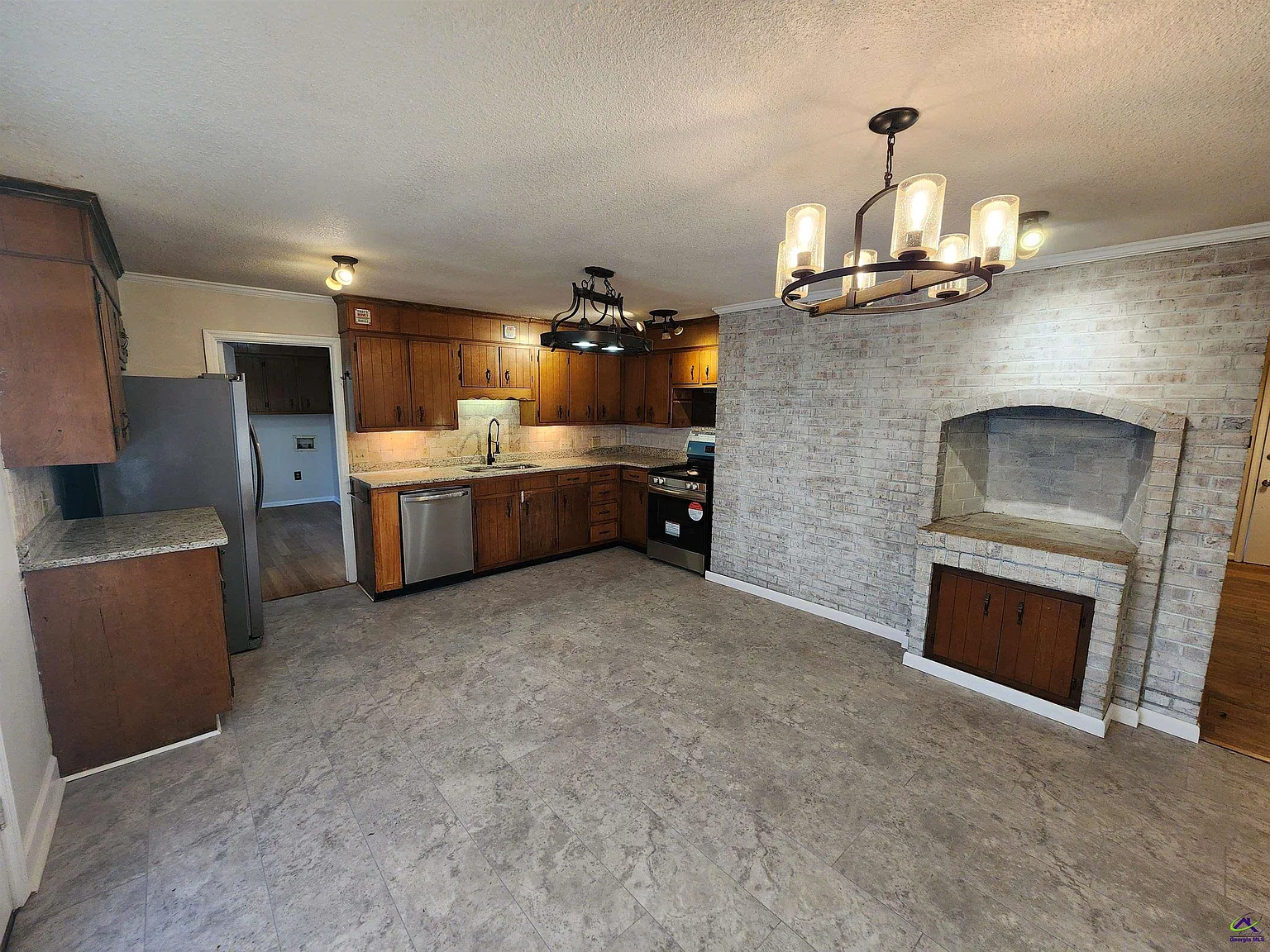 3 bed, 2.0 bath, 1391 sqft, $1,595 — Photo 4