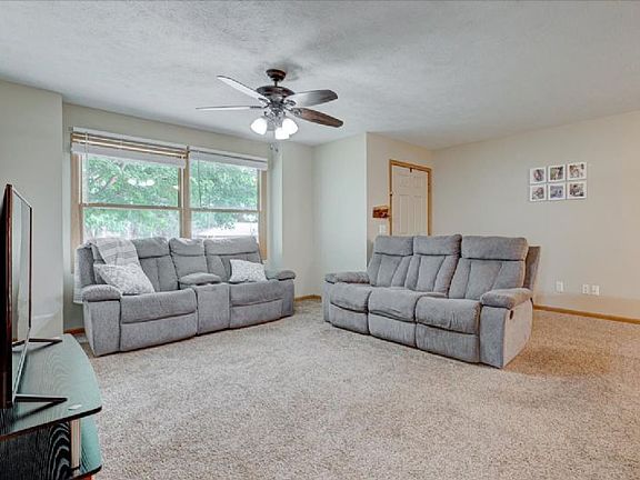 4th image of 208 North Grv