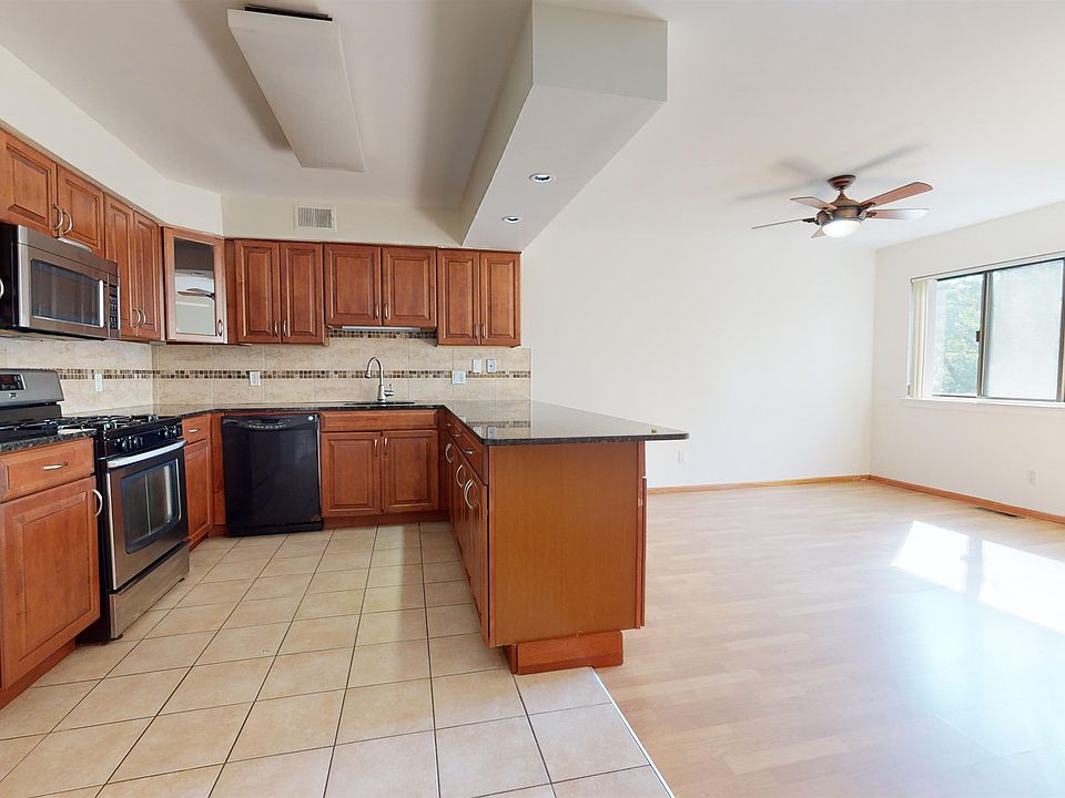 1st image of 556 Sanderling Ct #556