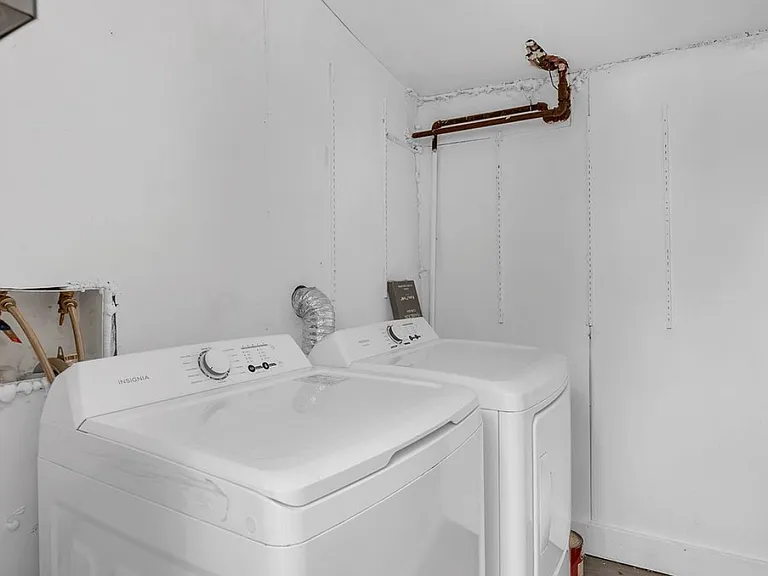 3308 163rd St — Photo 11