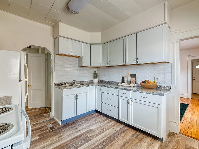 416 W Saginaw St — Photo 4
