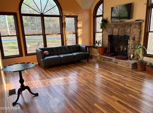 349 Mallard Ln, Bushkill, PA 18324