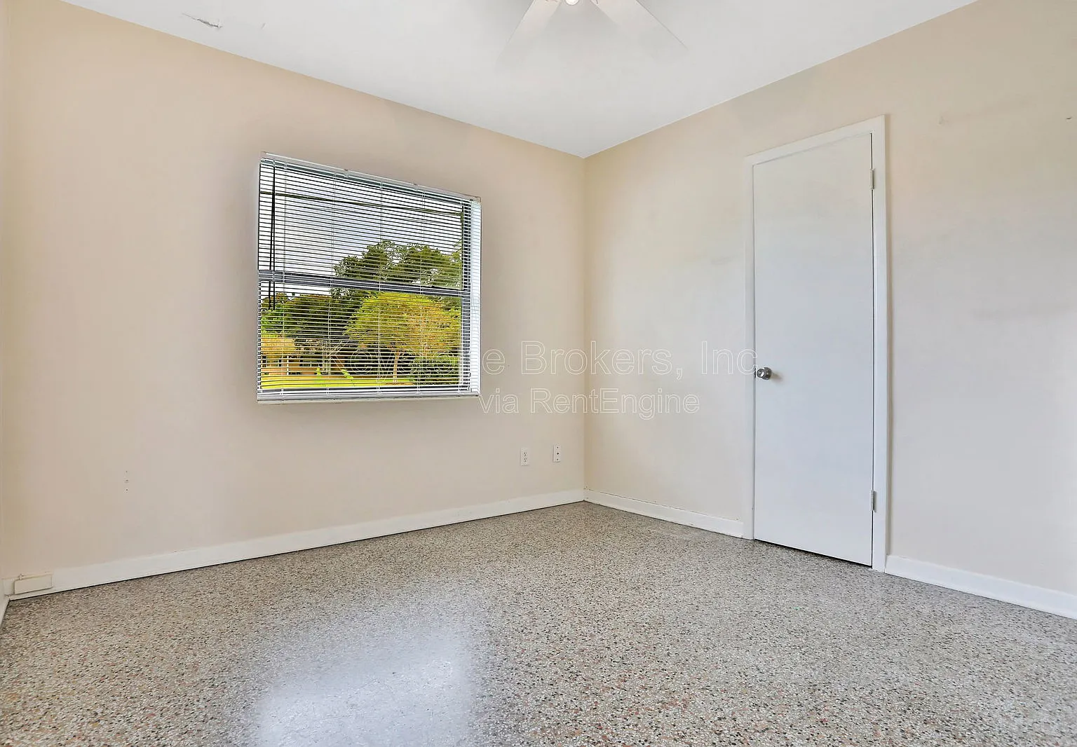 3 bed, 2.0 bath, 1175 sqft, $2,015 — Photo 2
