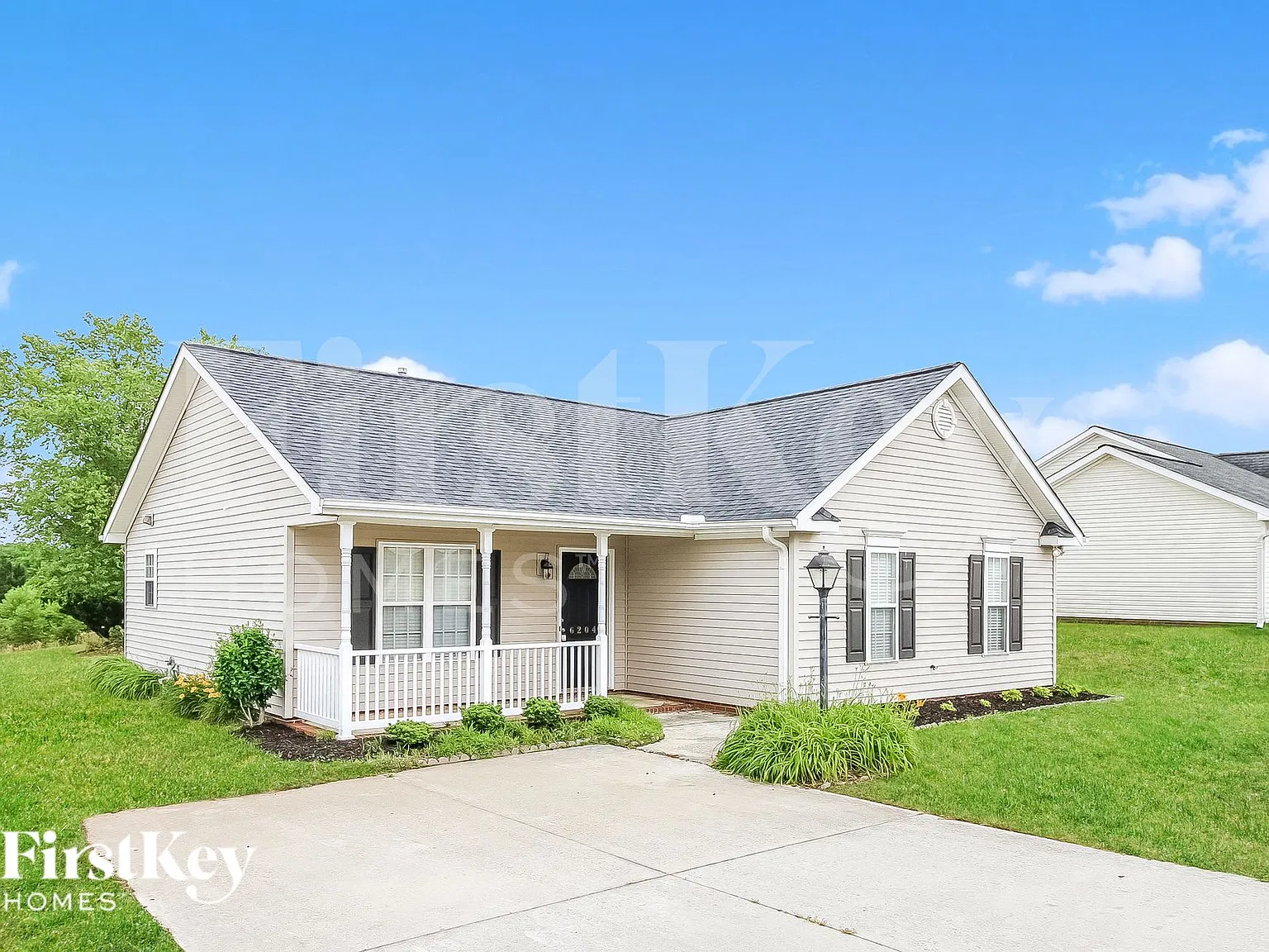 3 bed, 2.0 bath, 1219 sqft, $1,960 — Photo 2