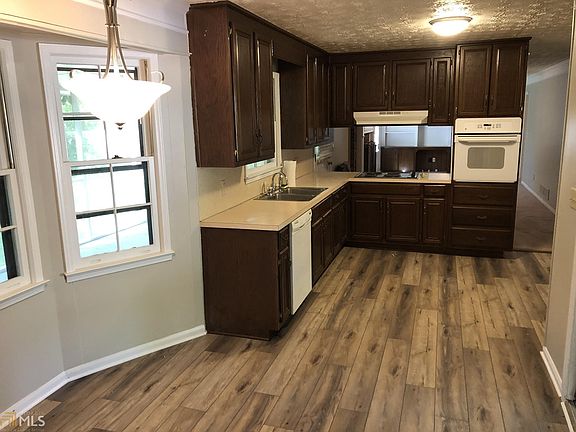 3rd image of 1339 Davis St