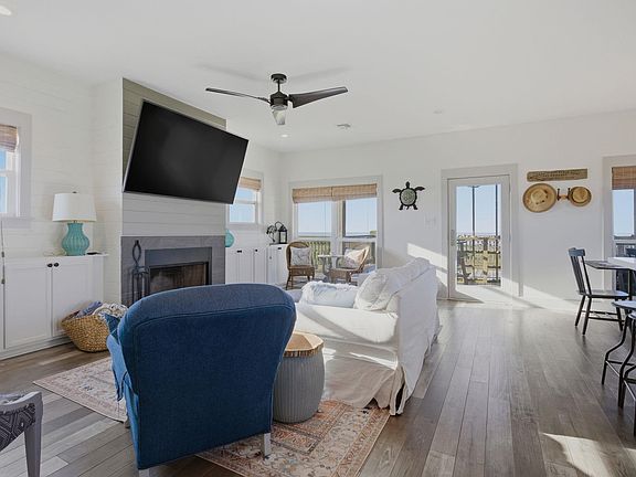 4th image of 195 Pelican Beach Dr