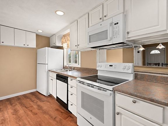 3rd image of 57 Hillcrest St