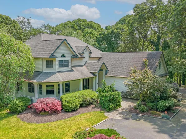8 Mill River Rd, Setauket, NY 11733
