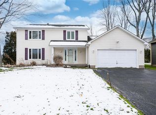 318 Willowood Dr, Rochester, NY 14612