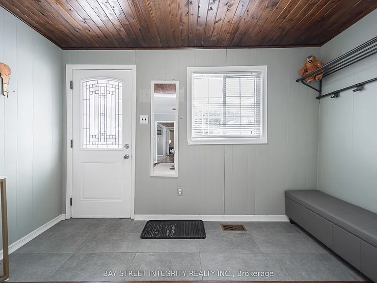 74 De La Salle Blvd — Photo 28