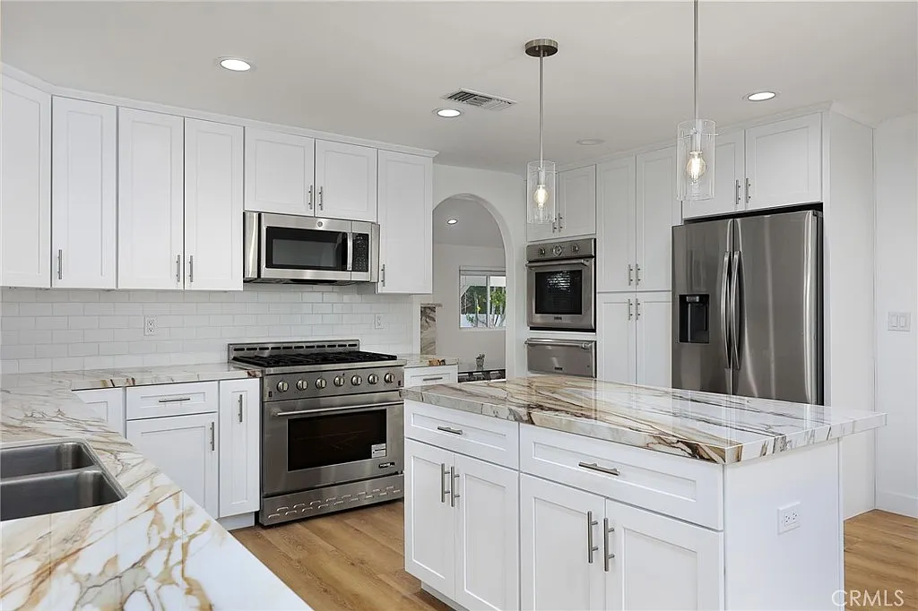 5 bed, 2858 sqft, $8,500 — Photo 2