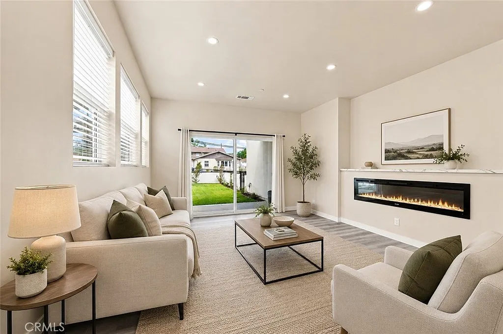 3 bed, 2.5 bath, 1880 sqft, $5,500 — Photo 2