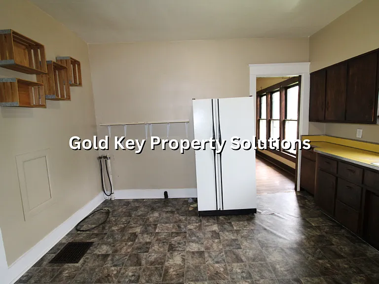 501 W 2nd St — Photo 11