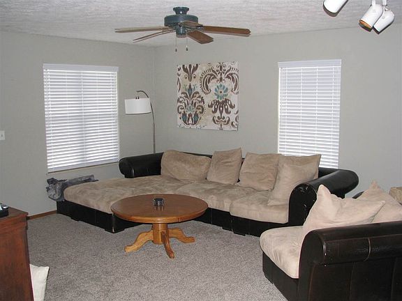 3rd image of 1010 E Ave