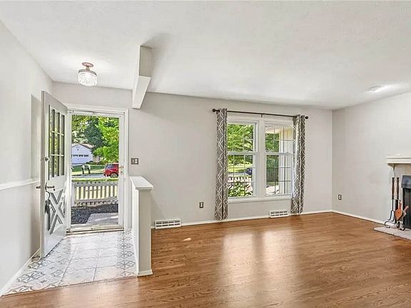 3rd image of 244 Atterbury Blvd
