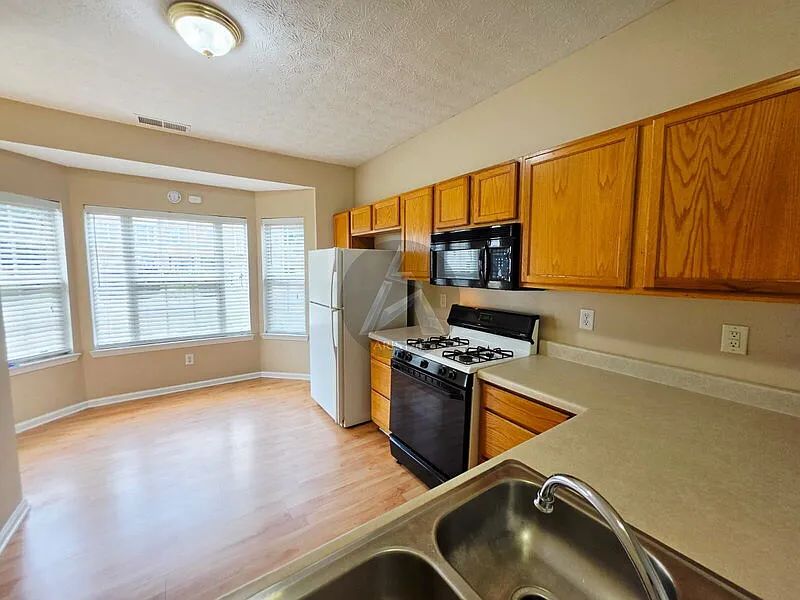 2 bed, 2.5 bath, 3364 sqft, $1,765 — Photo 2