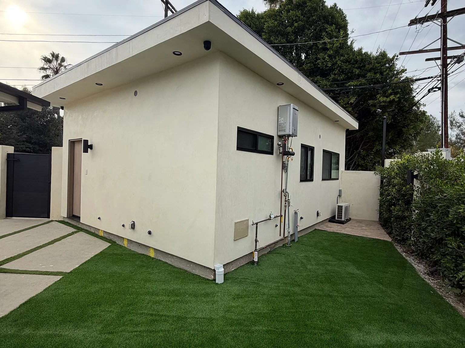 Studio, 400 sqft, $2,100 — Photo 2