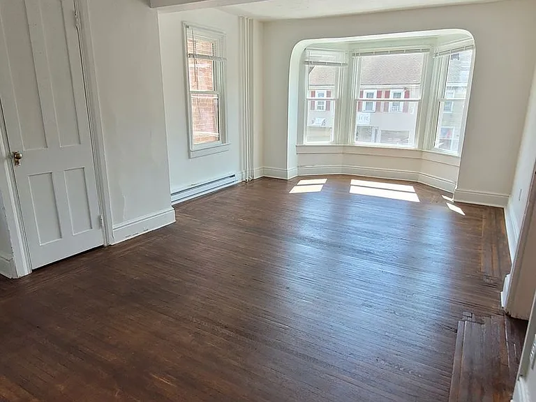 565 W Market St — Photo 7