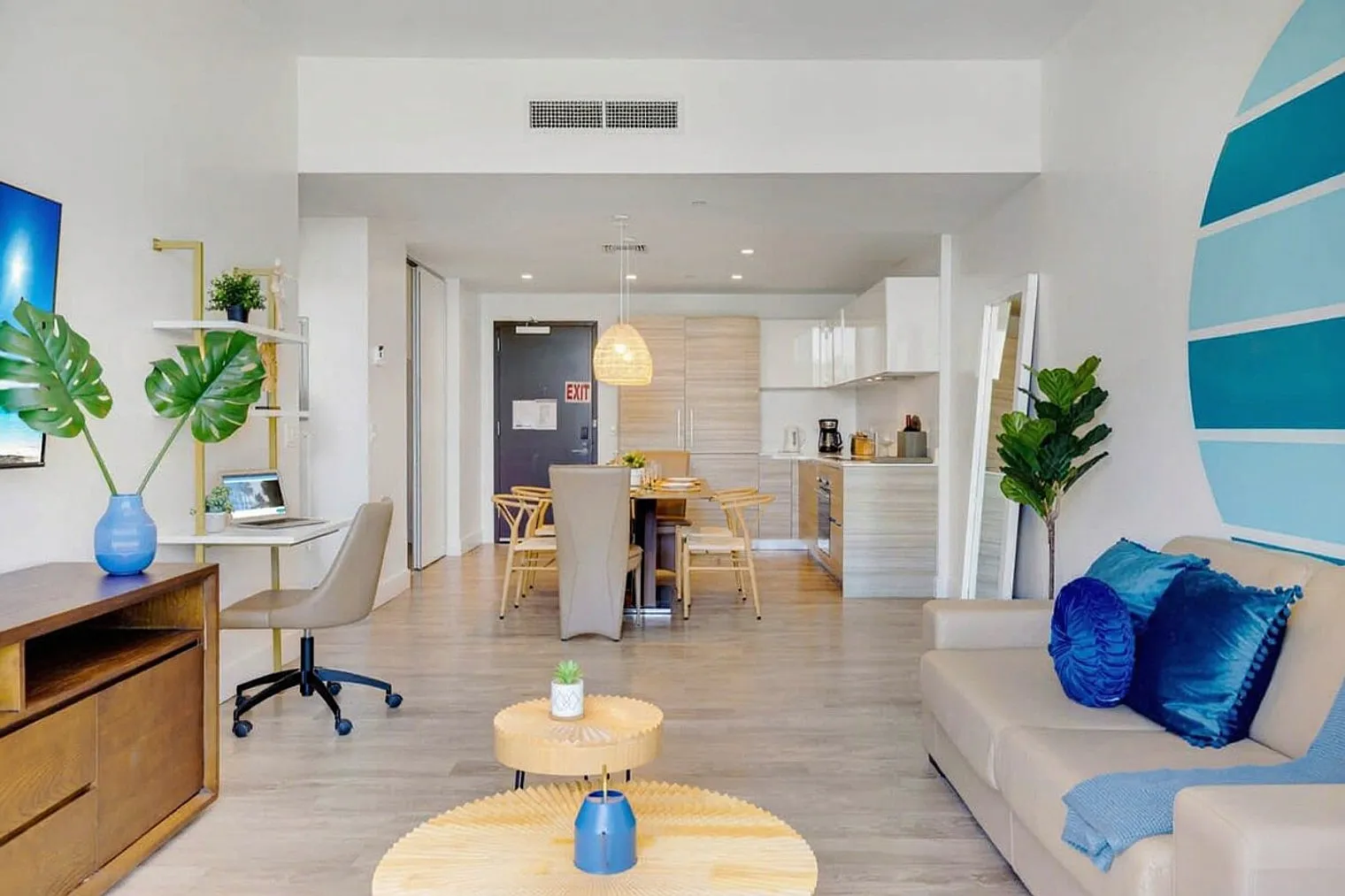 2 bed, 1.0 bath, 839 sqft, $4,032 — Photo 3