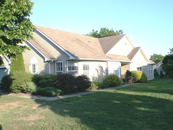 3rd image of 17 Pine Hollow Ln