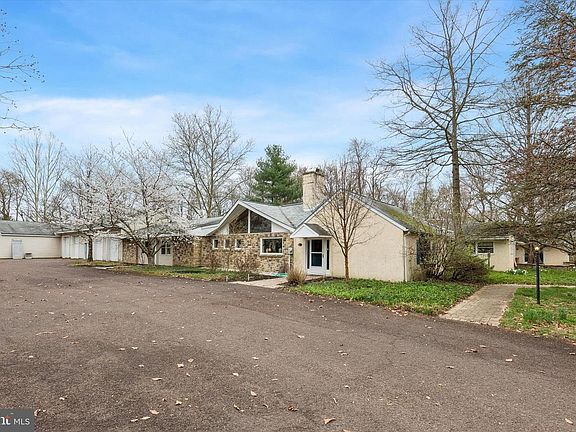 3rd image of 1240 Stump Rd