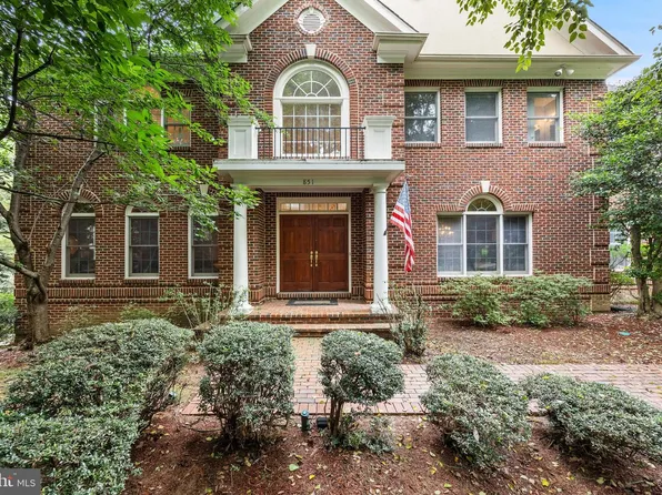 851 Forestville Meadows Dr, Great Falls, VA 22066