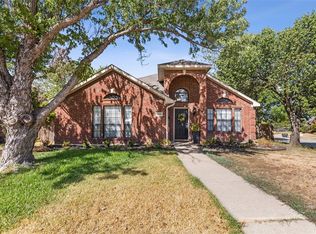 7029 Club Creek Dr, Fort Worth, TX 76137