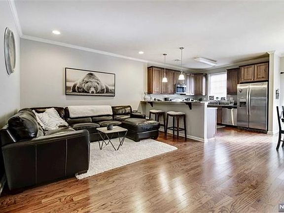 4th image of 3 Burdett Ln