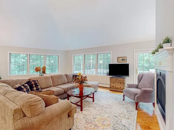 24 Mill St, Raymond, ME 04071