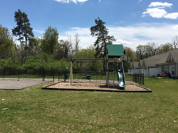 3rd image of 20 Glendon Pl Unit E