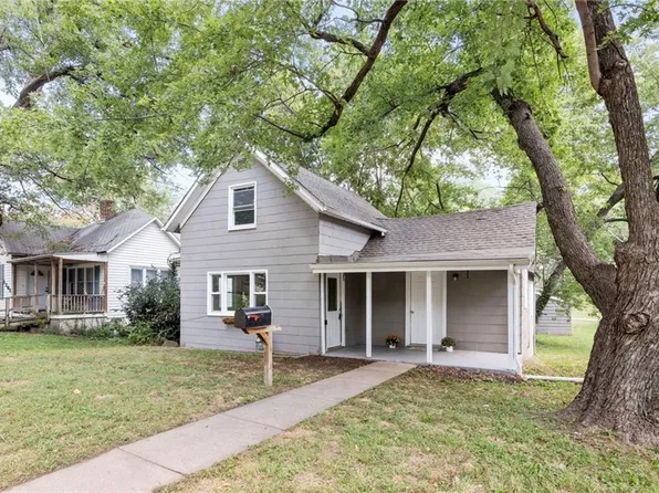 1207 S 2nd St, Leavenworth, KS 66048