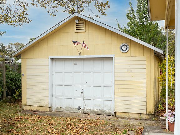 3rd image of 219 Kettle Creek Road