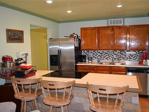 3rd image of 416 Rockcrest Dr