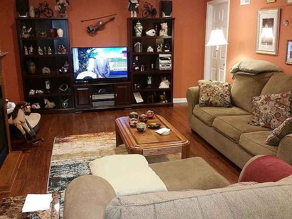 Basement with Laminate Flrg