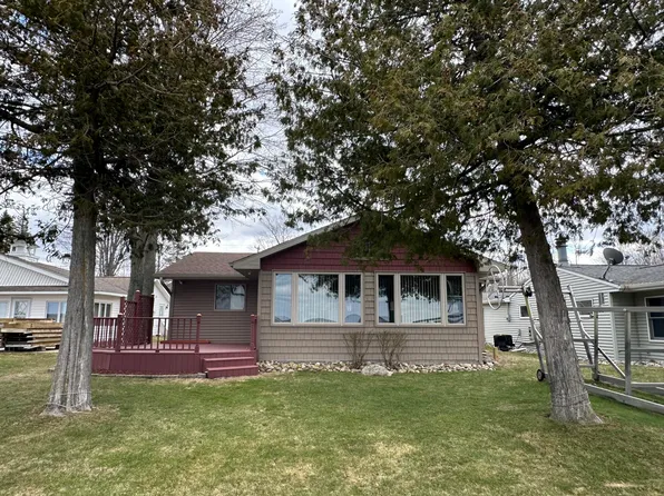 3341 Long Point Dr, Houghton Lake, MI 48629