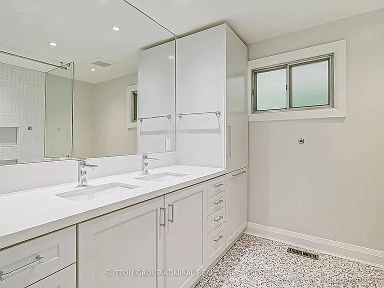 47 Waterloo Ave — Photo 37