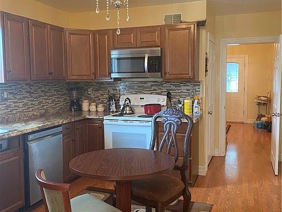 4th image of 661 Bowen St