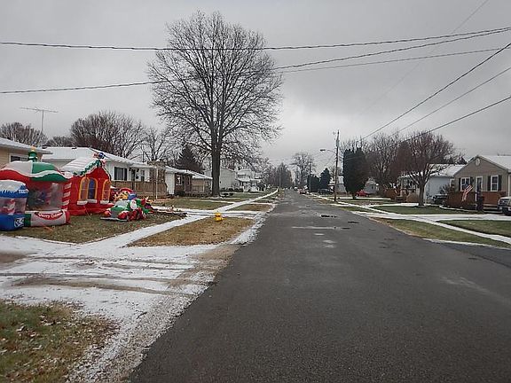 4th image of 3693 Louise St