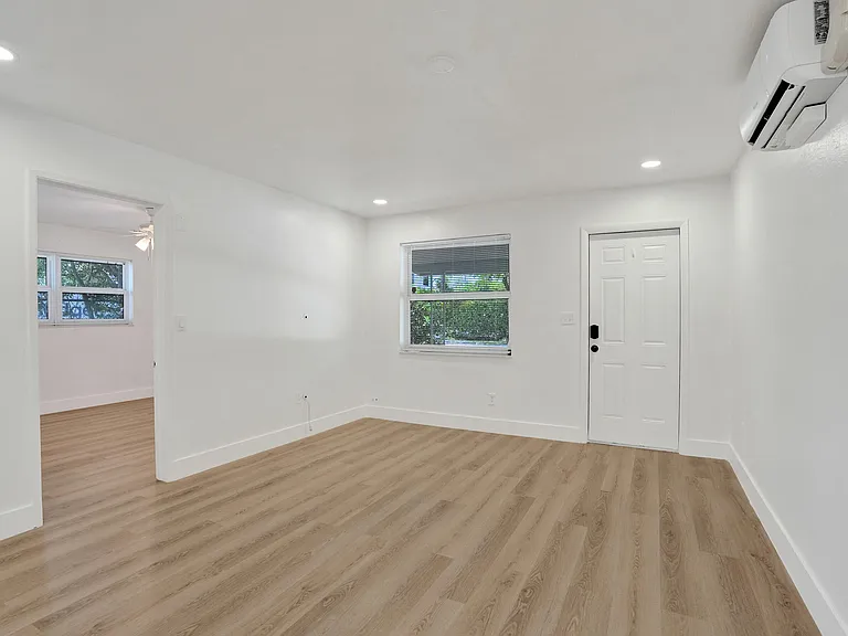 2018 NE 15th St — Photo 12